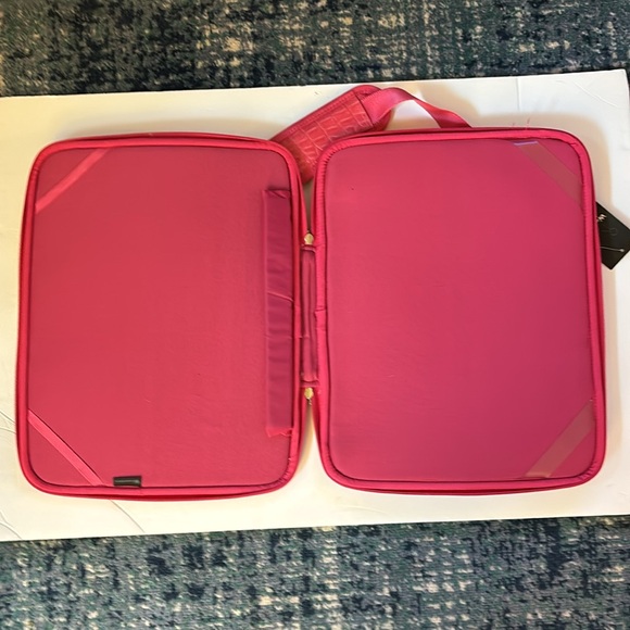 CaseCrown Memory Foam Pocket Case (Alligator Hot Pink) for 15 Inch Laptop - Picture 2 of 4